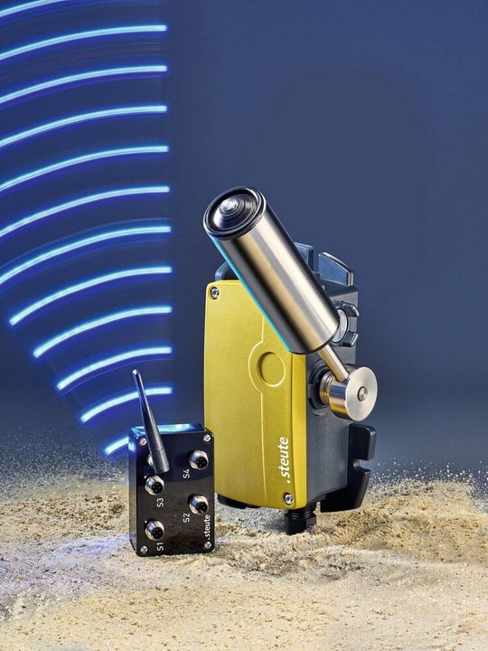 Dieser Bandschieflaufschalter überwacht den Lauf von Gurtförderbändern und funkt seine Ergebnisse an die Steuerung.(Bild:  Steute)