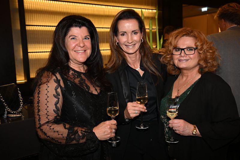 Cheers Ladys, (v. l.) Katja Schraml (Neomounts), Katja Neumann (Vertiv) und Ufo Foellmer (comTeam). (Bild: Hannes Magerstädt)