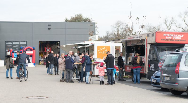 Draußen rundeten Food-Trucks die Versorgung ab. (Tietjen / Afolo.de)