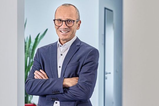 Sigmund Grimm, Geschäftsführer der Hommel+Keller Präzisionswerkzeuge GmbH: «Unsere Geschichte zeigt, dass erfolgreiche Unternehmen bereit sein müssen, sich immer wieder neu zu erfinden. Genau deshalb verstehen wir 100 Jahre Hommel+Keller nicht als Rückblick auf Vergangenes, sondern als Motivation für die nächsten 100 Jahre.»(Bild:  Hommel+Keller Präzisionswerkzeuge GmbH)