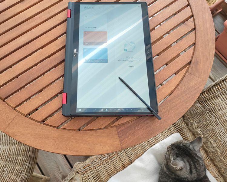 ... und als Tablet. Der dünne Wacom-AES-Stift gehört zum Lieferumfang. (Vogel IT-Medien)