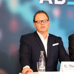 „Bei der Digitalisierung muss der Maschinen- und Anlagenbau selbst Standards setzen und die Entwicklung vorantreiben“, so Chistian Thönes, Vorstandsvorsitzender der DMG Mori AG.(Bild:  Sonnenberg)