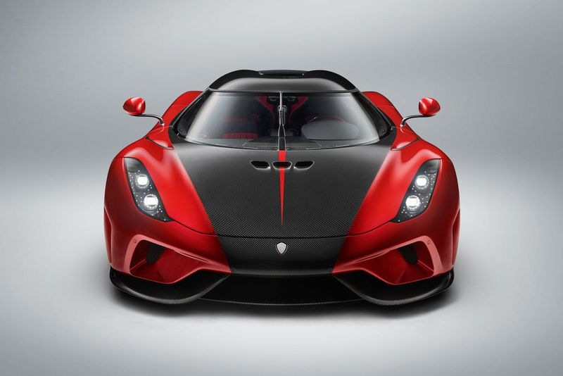 Den Regera gibt es noch deutlich aggressiver: Der 1.500 PS starke Bolide wirkt in der Version mit rot-schwarzer Außenhaut recht gefährlich. (Koenigsegg)