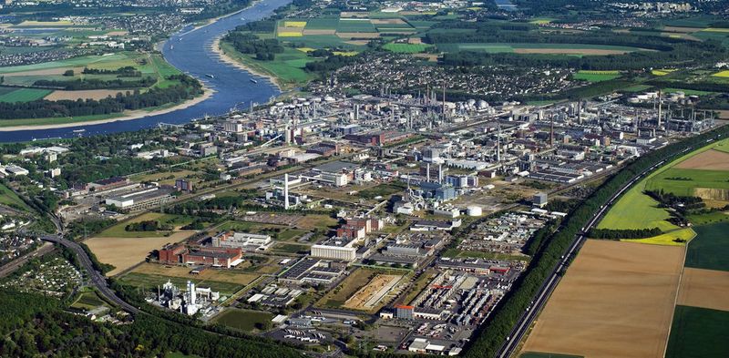 Covestros Standort in Dormagen - hier konnten die Materialspezialisten durch den Einsatz neuer Filter im erheblichen Maße Emissionen einsparen (Bild: Currenta)