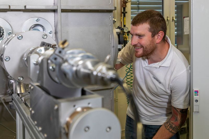 Ein anderer Heraeus-Mitarbeiter bereitet die Systeme für das Beschichtungsverfahren Aerosol Deposition vor. (Heraeus)