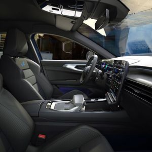 Passend zur Außenoptik ist auch der Innenraum sportlich mit stark konturierten Sitzen eingerichtet.(Bild:  Renault)