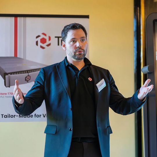 Thomas Bartz, Presales Consultant und Systems-Engineer, ist einer von drei Mitarbeitern von Tintri in der DACH-Region.(Bild:  Tintri)