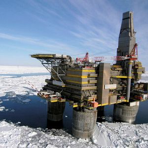 Abb.2: Beim Sakhalin-Projekt wird Flüssiggas auch mit Gasplattformen im Meer gefördert.