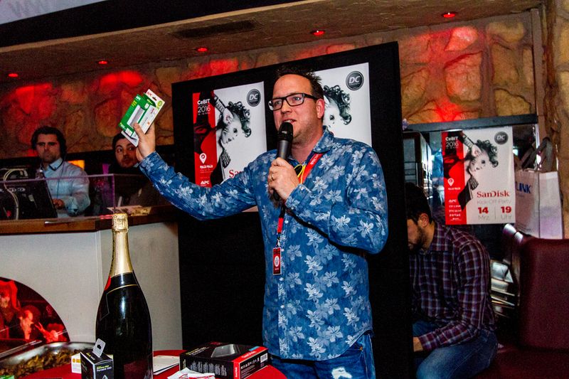 Der Marktschreier Stefan Knerrich, APC bei der Verlosung. (Bild: SanDisk)