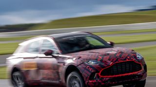 Der Aston Martin DBX steht kurz vor dem Start. (Aston Martin)