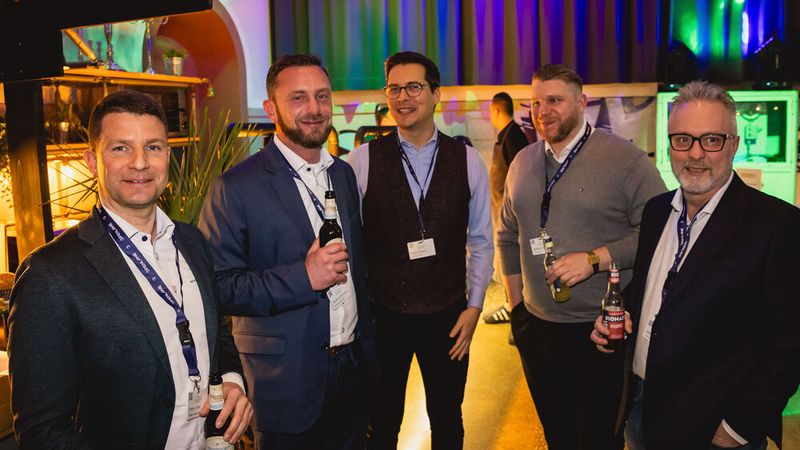 (v.l.) Stefan Clauß, Richard Schumann (beide Dekra), Heiko Albrecht (moveretail), Matthias Baum, Detlef Steiner (beide Virtual Office)  (Bild: stefan bausewein)