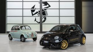 Damals wie heute gut für den sprichwörtlichen Ritt auf der Kanonenkugel: Der Fiat Abarth 595 (gebaut ab 1958) trifft auf den neuen Abarth 695 als Sondermodell „75 Anniversario“. (Bild: AFPH)