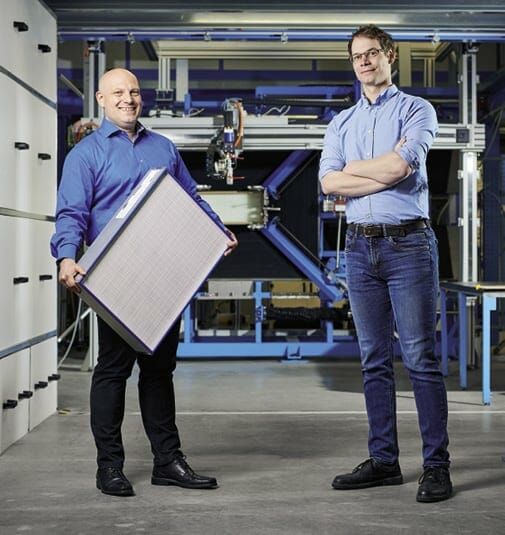(Malte Schuldt (links), CEO von HS-Luftfilterbau, und der Leiter der Qualitätssicherung Arne Petersen setzten auf individuelle Lösungen. Bild: Studio Julian Kroehl/HS-Luftfilterbau GmbH)