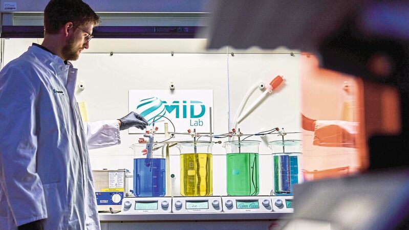 Im MID-Lab des Fraunhofer IEM werden die 3D-gedruckten MID-Grundkörper metallisiert. 