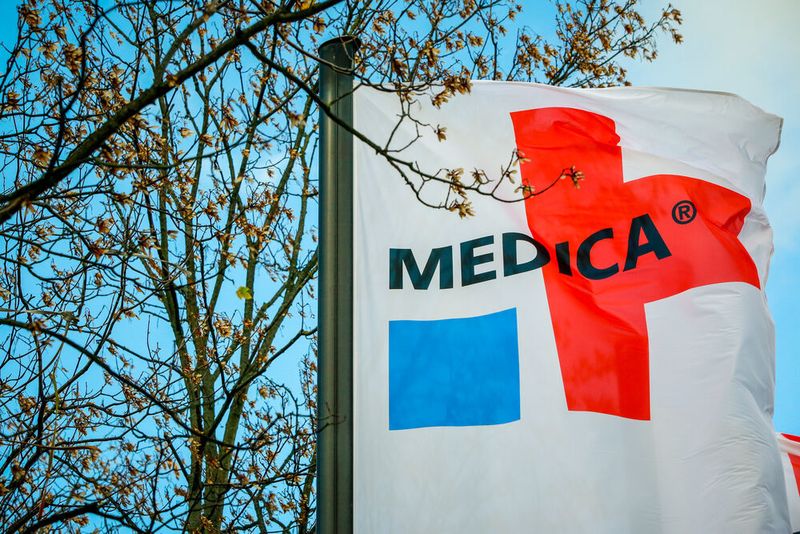 Neben der Fachmesse mit aktuellen Lösungen für die ambulante und klinische Versorgung bietet die Medica auch ein umfangreiches Programm mit Foren, Sonderschauen und Aktionen. (Messe Düsseldorf / ctillmann)