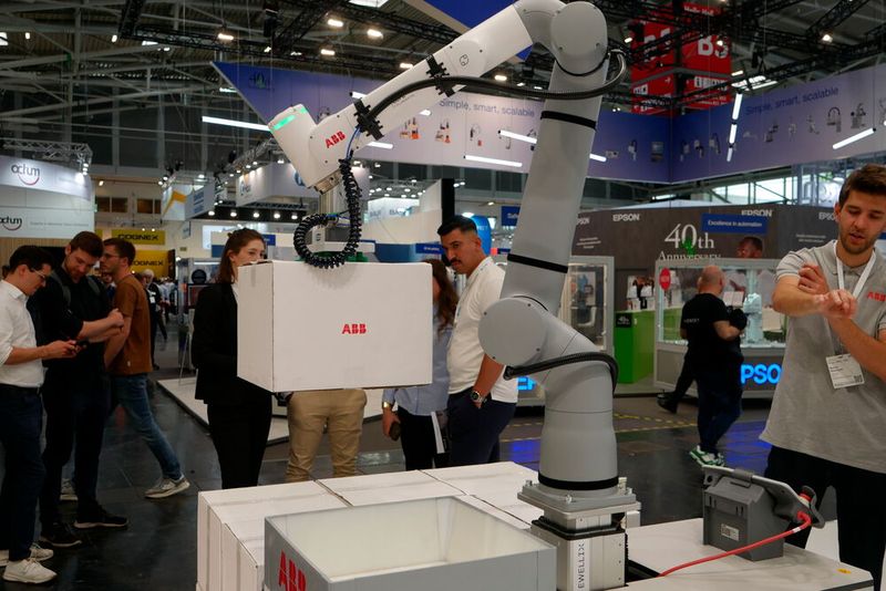 Auch ABB baut seine Logistiksparte aus: der neue Gofa 10 soll die Konkurrenz mit seiner Reichweite von 1,62 Metern ausstechen können. Die Traglast liegt bei 10 Kilogramm. Eine zweite Version namens Gofa 12 soll sogar bis zu 12 Kilogramm tragen können.  (Bild: Sandro Kipar/VCG)