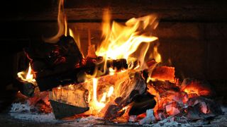 Behaglich-romantisch ist ein Holzfeuer. Doch sorgt es auch für Feinstaub und andere üble Emissionen. Zwar gibt es Möglichkeiten diese zu verringern, doch hatten diese bisher ihre Probleme. Forschende aus Karlsruhe halten mit ihrem verbesserten CO/HC-Sensor nun dagegen. (Bild: M. T.)