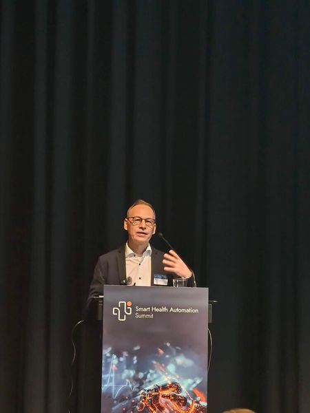 Peter Hartung (M&M Software GmbH) beschrieb den Weg von einer Gesundheitslösung zum zugelassenen Produkt. (Bild: © Serina Sonsalla)