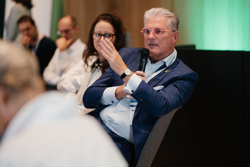 Prof. Dr. Andreas Meyer-Falcke, selbst Oberstarzt, ergänzte den Vortrag mit seinen Erfahrungen aus medizinischer Sicht. (Bild: Manuel Emme)