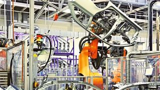 In Robotern kommen Servosysteme zum Einsatz. In Zusammenarbeit mit dem Menschen müssen Roboterarme inklusive Last im Notfall sofort gehalten werden – dank Sicherheitsbremsen. (Bild: Shutterstock/Nataliya Hora)