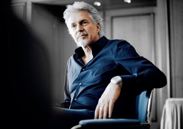 Frank Schätzing beherrscht die Kunst, aus drögen wissenschaftlichen Fakten fesselnde Geschichten zu machen. Mit dem Science-Fiction-Bestseller „Der Schwarm“ gelang dem ehemaligen Leiter einer Werbeagentur 2004 der große Durchbruch. Fünf Jahre später eroberte er mit seinem Roman Limit den Mond. Im Interview spricht Schätzing über die Faszination Weltall, Multiplexkinos auf dem Mars und die von Audi unterstützte Mission to the Moon.  (Audi)