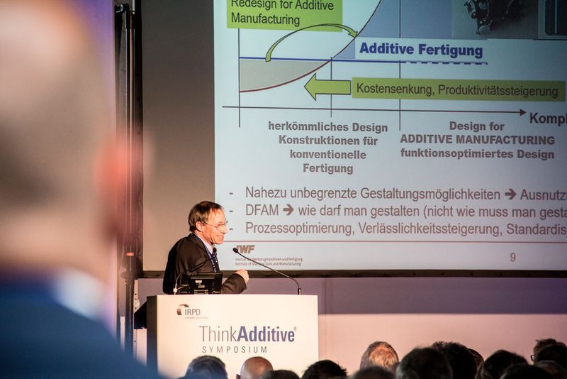 Im Fokus des Think Additive Symposions des IRPD stand die Anwendung generativer Verfahren in der Praxis. Hier räsentierte Prof. Dr.-Ing. Konrad Wegener der ETH Zürich die  Möglichkeiten, welche der 3D-Druck in den verschiedenen Industriesektoren eröffnet. (IRPD)
