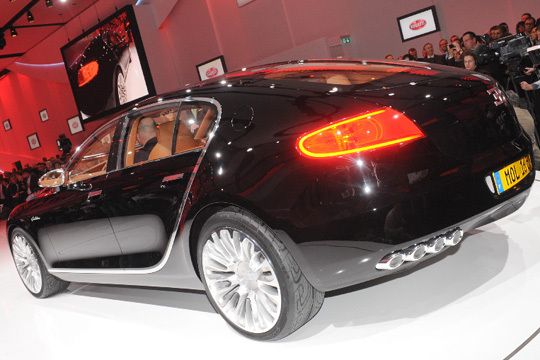 Das rundliche Heck des neuesten Bugatti-Modells ähnelt dem Porsche Panamera.  (Archiv: Vogel Business Media)