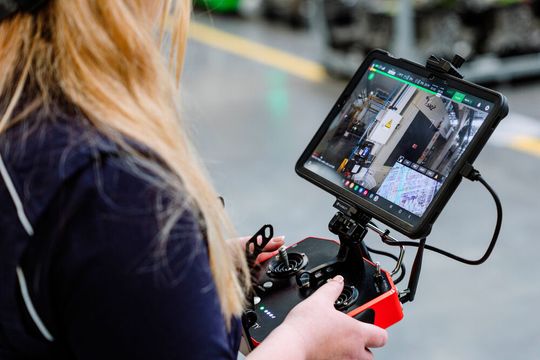 Die Drohne wird per Tablet gesteuert und liefert 3D-Bilder.(Bild:  Jaguar Land Rover)
