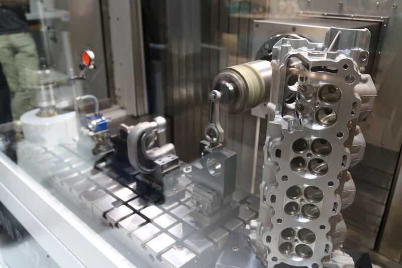 Mapal auf der AMB 2014: An dieser Werkzeugmaschine konnte die vielseitigen Lösungsmöglichkeiten von Mapal präsentiert wreden. (Bild: Böhm)