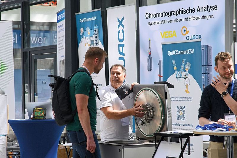 Gerade wenn nachmittags etwas Ruhe einkehrt, haben die Aussteller nochmal Gelegenheit, im Eins-zu-eins-Gespräch ihre Produkte zu erklären.  Mehr Infos zu den kommenden LAB-SUPPLY-Messen finden Sie auf www.lab-supply.info (Bild: Stefan Stark)