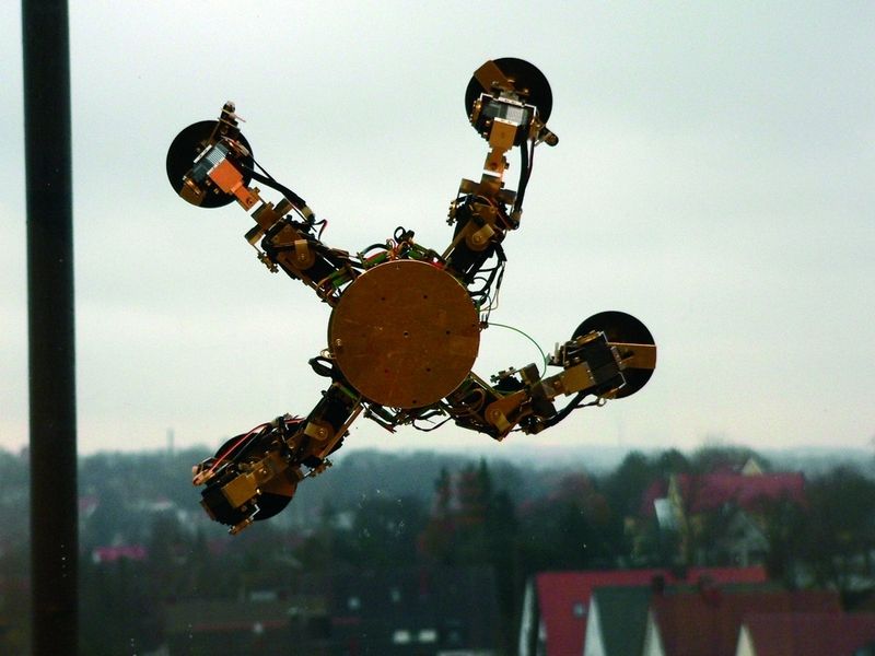 Bild 6: Kunststoff für künstliche Intelligenz:  Kletterrobotor von Professor Dr.-Ing. Werner Brockmann (Technische Informatik, Universität Osnabrück) für die autonome Fenster- und Fassadenreinigung, mit leichten „igubal“-Polymer-Stehlagern.  Bilder: igus (Archiv: Vogel Business Media)