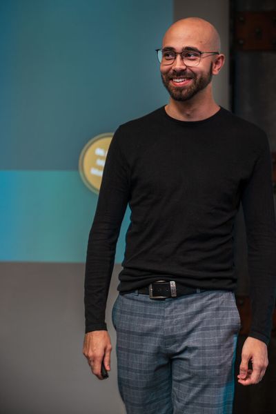Philipp Steininger zeigt den Gästen, wie sich SIP-Telefone künftig direkt an den XPhone-Server anbinden lassen.  (Bild: C4B)