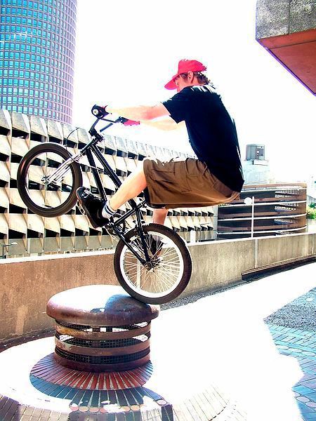 Natürlich gibt es zahlreiche Fahrrad-Modelle, die allerding meist Variationen des bewährten Niederrad-Modells sind. In den 1970er und 1980er-Jahren kam der BMX-Trend auf, heute ist dieser Radtypus eher eine Randerscheinung für Extremsportler, Kunststücke und Querfeldeinrennen. (jakester / Wikimedia Commons)