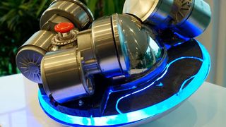 Ein „coole“ Fun-Kugel will dem Segway Paroli bieten: Wenn Eball und Balancegefühl des Fahrers symbiotisch verschmelzen, sind einzigartige Bewegungen möglich. Spaß pur. (Bild: eBall)