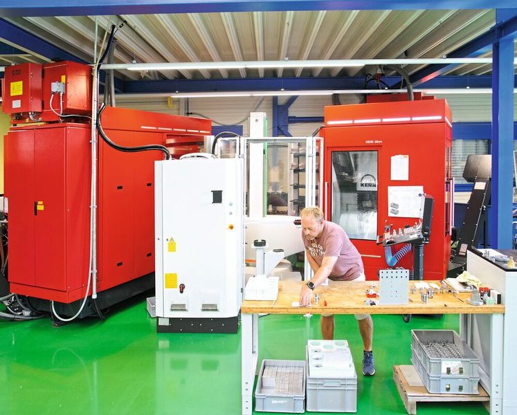 Die zwei Fräszentren Kern Micro hat Werner Buschor so platziert, dass beide von einem Werkstückwechsler in der Mitte bedient werden können. (Kern Microtechnik)