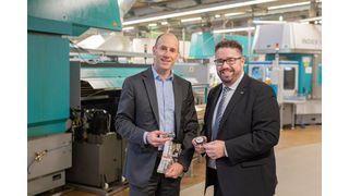 Zerspanungsexperte Leipold realisiert eine saisonbedingte Zwischenfinanzierung als auch eine Wachstumsfinanzierung mithilfe eines Fintechs. Im Bild: Dr. Daniel Bartsch, COO bei Creditshelf, (li.) und Pascal Schiefer, Geschäftsführer bei Carl Leipold. (Creditshelf )