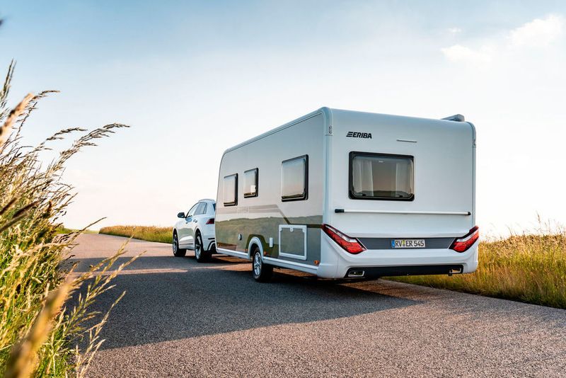 Die Caravanreihe Eriba präsentiert sich vollständig überarbeitet. Das rundliche Design reflektiert den Climadur-Aufbau, der für bessere Isolation sorgen soll. (Hymer)