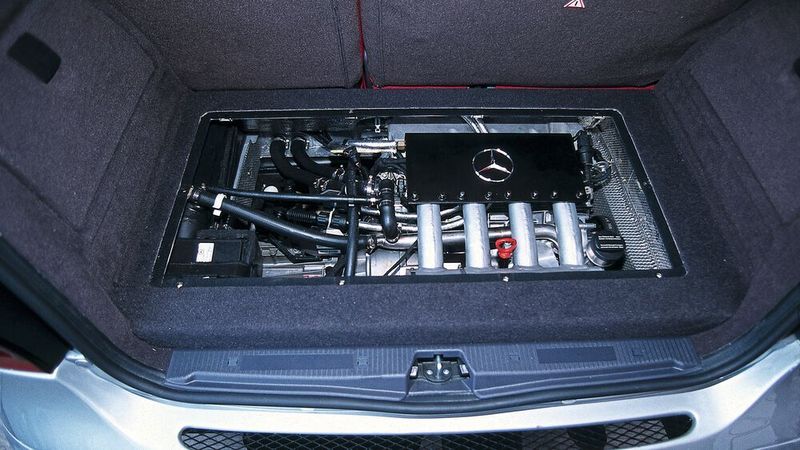 Kaum weniger Kofferraum: Der Sandwichboden ermöglichte es den AMG-Ingenieuren, das zweite Antriebsaggregat im Heck der A-Klasse unterzubringen. (Daimler AG)