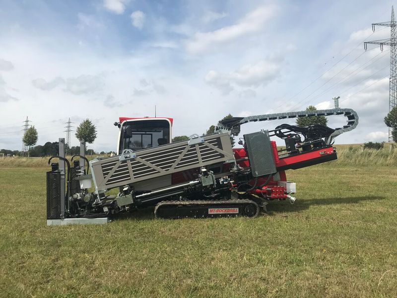 Statt lange Gräben zu buddeln, treiben die Anlagen von AT-Boretec mit einem gleichzeitigen Bohren und Spülen zunächst den Pilotkanal von einer Baugrube zur nächsten. Für Zielsicherheit und das automatisierte Nachführen der Bohrgestänge sorgt dabei ein absoluter CAN-Open-Drehgeber von Wachendorff. (Bild: Wachendorff Automation / AT-Boretec)