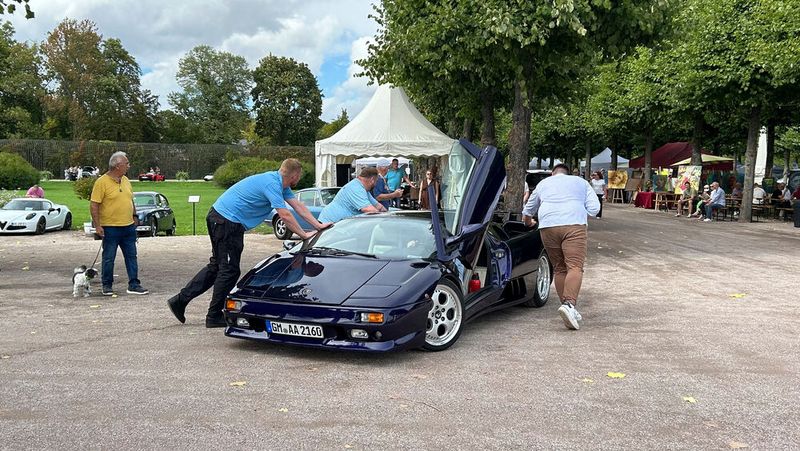 Manchmal ist im Schlosspark Schwetzingen auch Schieben angesagt, wie hier bei einem Lamborghini Diablo. (Bild: Peter Diehl)