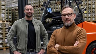 Daniel Küster (l.) übergibt den logistischen Staffelstab der Haus-Cramer-Gruppe an Dimitri Lagun. (Bild: Hubertus Struchholz Fotografie)