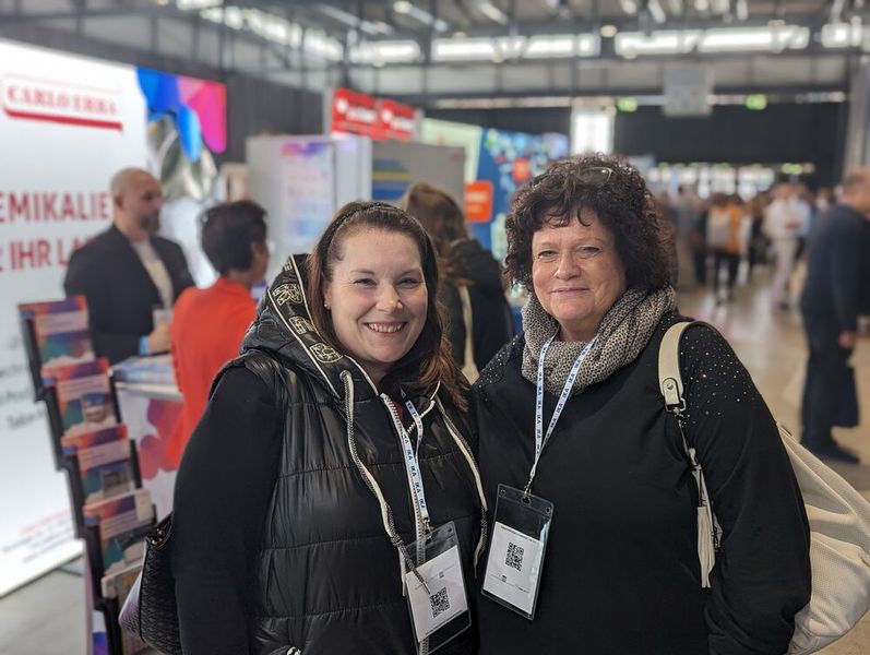 Besucherstimmen der LAB-SUPPLY Freiburg 2024  Vanessa Pawlack (l.) und Veronika Huber; St. Josefkrankenhaus Freiburg:  „Es ist sehr interessant, ein breites Spektrum an Ausstellern ist hier vertreten. Wir wollten sehen, was es so an Neuigkeiten gibt und was es für andere Gerätschaften gibt, die man ins Labor integrieren kann.“    Mehr Infos zu den kommenden LAB-SUPPLY-Messen finden Sie auf www.lab-supply.info (Bild: VCG – Lüttmann)