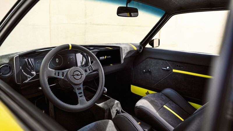 Im Innenraum fällt vor allem das geänderte Armaturenbrett auf. Zwei integrierte, fahrerorientierte Widescreens mit 12 und 10 Zoll informieren nun über Fahrdaten.  (Opel GmbH)
