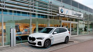 Sowohl für BMW als auch für Renault gibt es im Autohaus Mulfinger Ladesäulen. (Bild: Diehl/»kfz-betrieb«)