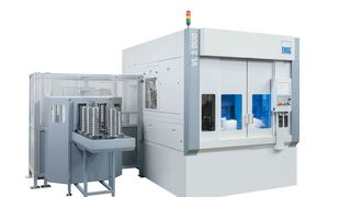 Die Mehrspindel-Drehmaschine VL 3 DUO von Emag ist, wie der Hersteller betont, eins der kompaktesten seiner Art. Hier sieht man die Drehmaschine in Kombination mit einem produktivitätssteigernden Teilespeicher und dem Automatisierungssystem Trackmotion. (Bild: Emag)