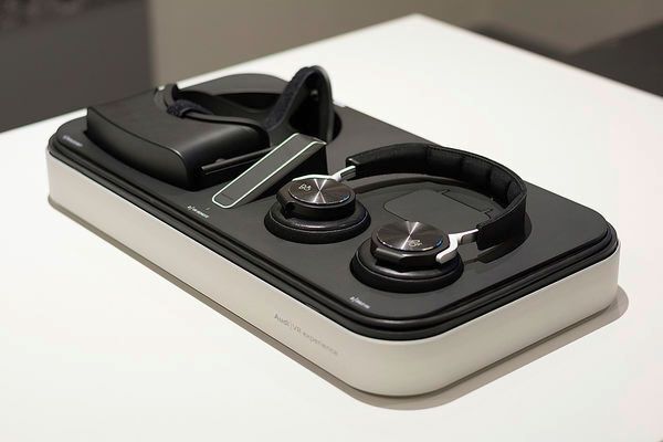 Dazu gehört eine Virtual-Reality-Brille. (Audi)