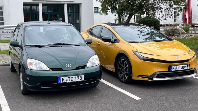 Zwischen der ersten und fünften Generation des Toyota Prius liegen nicht nur technische Fortschritte, sondern auch optische. (Bild: autodrom)