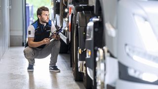 Hauptuntersuchung an einem Lkw: Künftig kann dabei der Zustand des Akkus geprüft werden. (Bild: TÜV Nord)