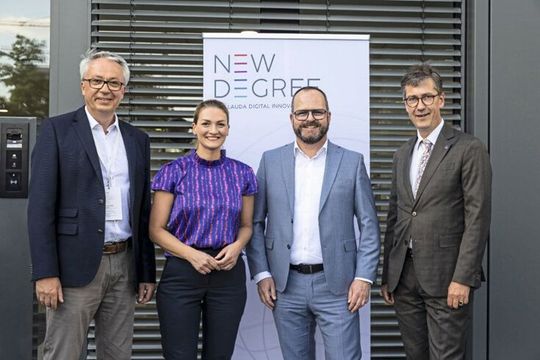New-degree-Geschäftsführer Stefan Eiselein (l.) und der geschäftsführende Gesellschafter von Lauda Dr. Gunther Wobser gemeinsam mit der bayerischen Staatsministerin für Digitales Judith Gerlach (2.v.l.) und dem Würzburger Oberbürgermeister Christian Schuchardt während der Eröffnung des Innvoationhub. New-degree-Geschäftsführer Stefan Eiselein (l.) und der geschäftsführende Gesellschafter von Lauda Dr. Gunther Wobser gemeinsam mit der bayerischen Staatsministerin für Digitales Judith Gerlach (2.v.l.) und dem Würzburger Oberbürgermeister Christian Schuchardt während der Eröffnung des Innvoationhub.