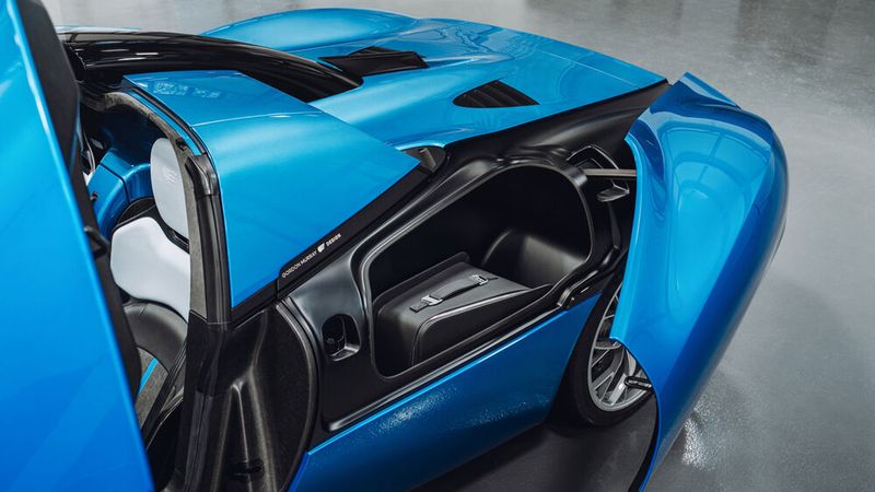 Unterm Kotflügel befindet sich ein kleiner Stauraum, in dem sich handliches Gepäck unterbringen lässt. (Bild: Gordon Murray)